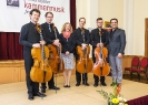 Die Veranstalter Johanna Zmeck und Nassib Ahmadieh mit den Vier EvangCellisten nach der Abschluss-Matinée des 5. Finsterwalder Kammermusik Festivals 2015 mit Florian für den verhinderten Lukas (Foto: © diepiktografen.de)