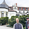 Mathias & Hanno vor dem Kurhaus Bad Schmiedeberg 2024 (Foto: Archiv)